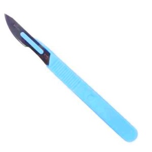 Нож скальпель с пластиковой голубой ручкой и с колпачком